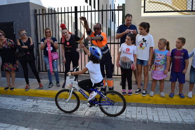 Los niños muestran su destreza en bicicleta en las Carreras de Cintas y “Chuches” de Feria