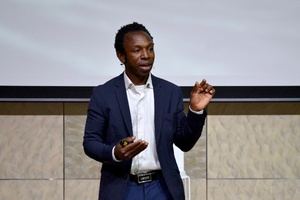Ousman Umar da una lección de vida en la UAL sobre la dureza del proceso migratorio