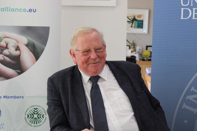 El Premio Nobel Reinhard Genzel firma en el Libro de Honor de la UAL