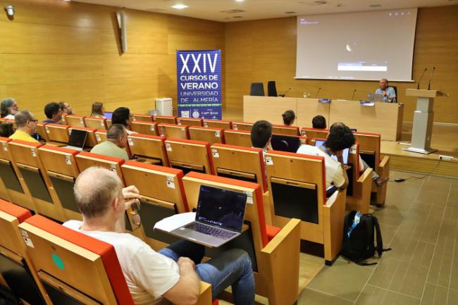 “Algo fascinante de la Astronomía es mezclar el universo microscópico con el macroscópico”