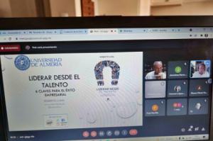 Roberto Luna responde en la UAL a las seis preguntas clave que dan respuesta a saber ‘Liderar desde el talento’