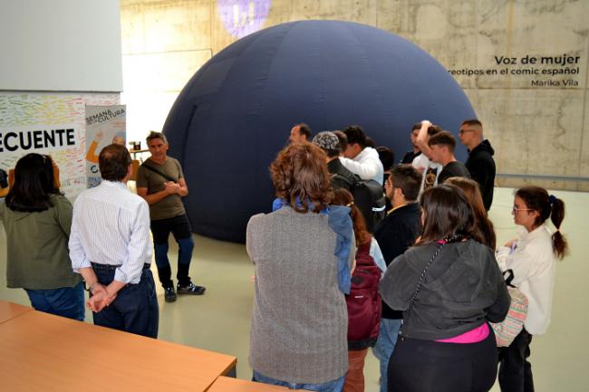 Llega a la UAL un planetario con un simulador 3D de la bóveda celeste