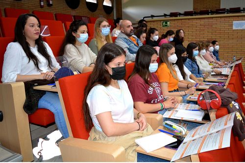 La comunidad universitaria recibe formación sobre igualdad y no violencia