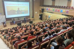Pere Estupinyà celebra ‘Los primeros cien’ Viernes Científicos de la Universidad de Almería