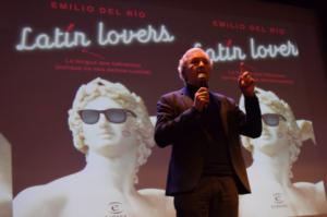 Emilio del Río llena el Paraninfo de la UAL recordando que todos somos Latín Lovers