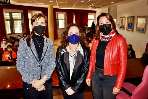 Estudiantes de Ciencias Económicas llenan la conferencia de la diseñadora Gloria Franco