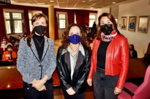 Estudiantes de Ciencias Económicas llenan la conferencia de la diseñadora Gloria Franco