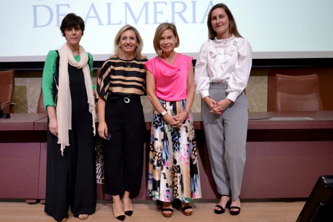 Jóvenes ingenieras hablan de su carrera profesional a los estudiantes de la ESI