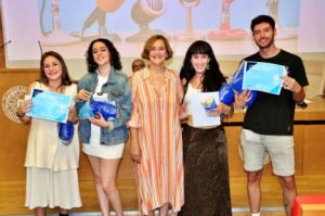 Una estudiante representa a Radio UAL entrevistando en Bruselas a europarlamentarios