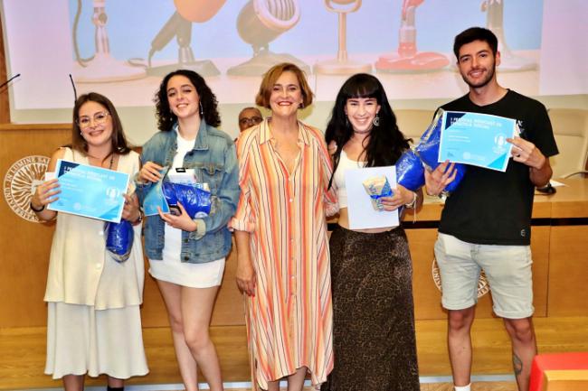 Una estudiante representa a Radio UAL entrevistando en Bruselas a europarlamentarios