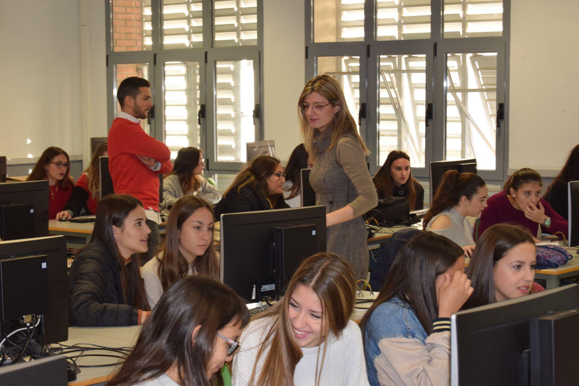 Medio millar de alumnas en el taller de Informática de la UAL