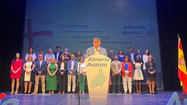 Al grito de 'se acabó la élite' Cazorla presenta su lista electoral