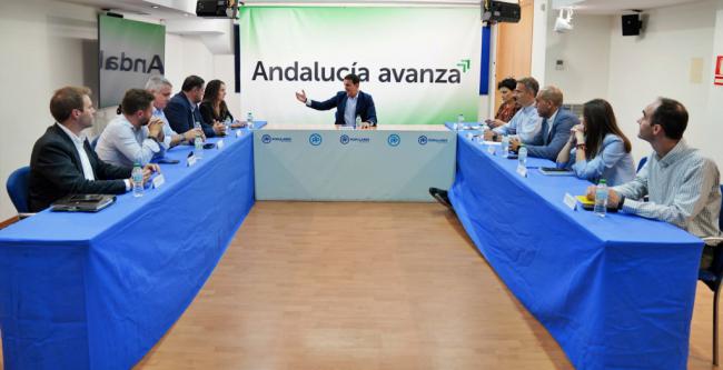 El presidente del PP traslada a los delegados de la Junta las necesidades de Almería