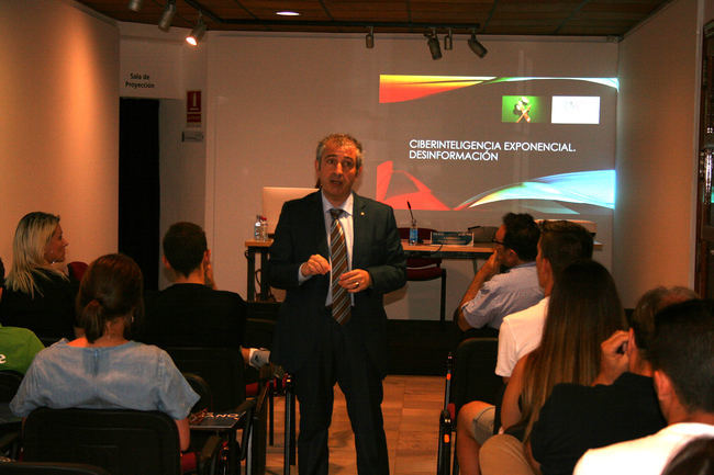 El jefe de Seguridad de la Información de la Guardia Civil alerta sobre las fake news