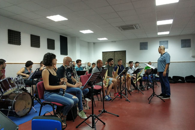 Sergi Vergés transmite su experiencia en el Curso de Verano sobre dirección de Big Band