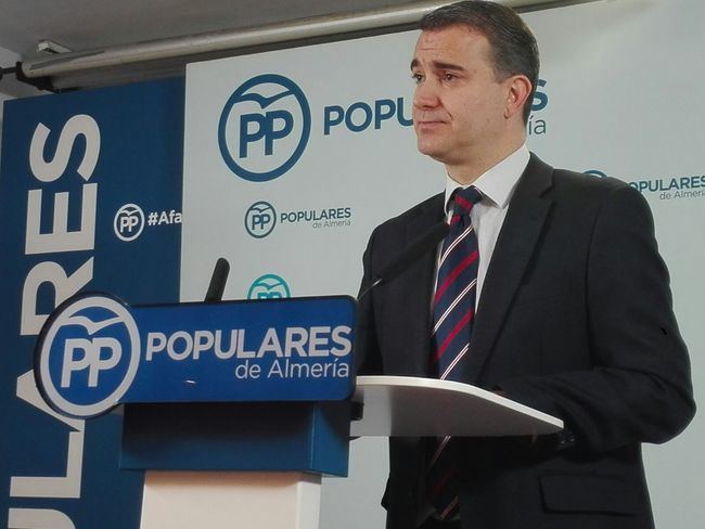 Amós García denuncia la falta de inversión e incentivos para el empleo y los autónomos.