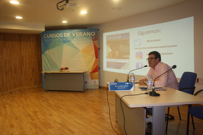 Emilio Calatayud reivindica en el Curso de Verano de Purchena un 'Pacto por el Menor'