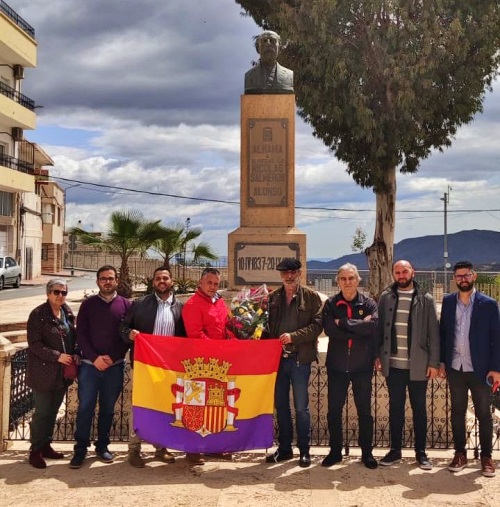 Socialistas de Almería vuelven a 'confundir' las banderas republicanas