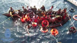 La Policía Nacional detiene al patrón de una patera con 36 personas y tres cadáveres a bordo