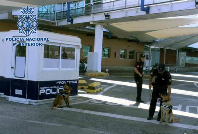17 menores no acompañados localizados ocultos en camiones en Almería durante la OPE