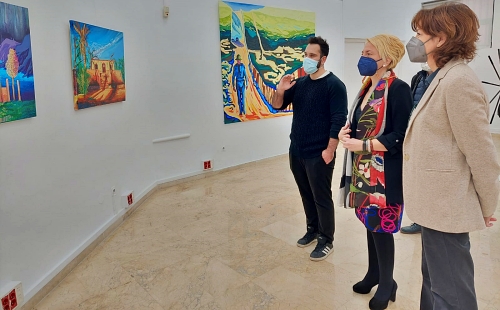 La delegada de Cultura inaugura la exposición “Un camino sinuoso”