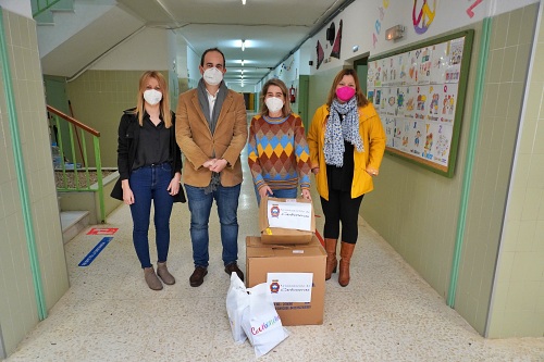 El Ayuntamiento de Carboneras reparte 3.000 mascarillas FFP2 en los colegios