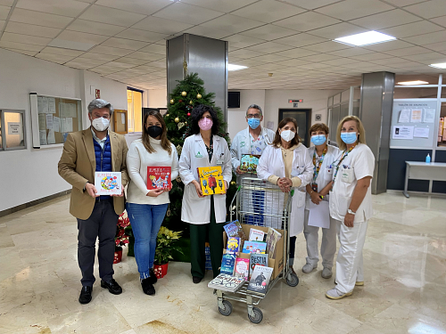 El CC Torrecárdenas dona libros a la biblioteca del Hospital