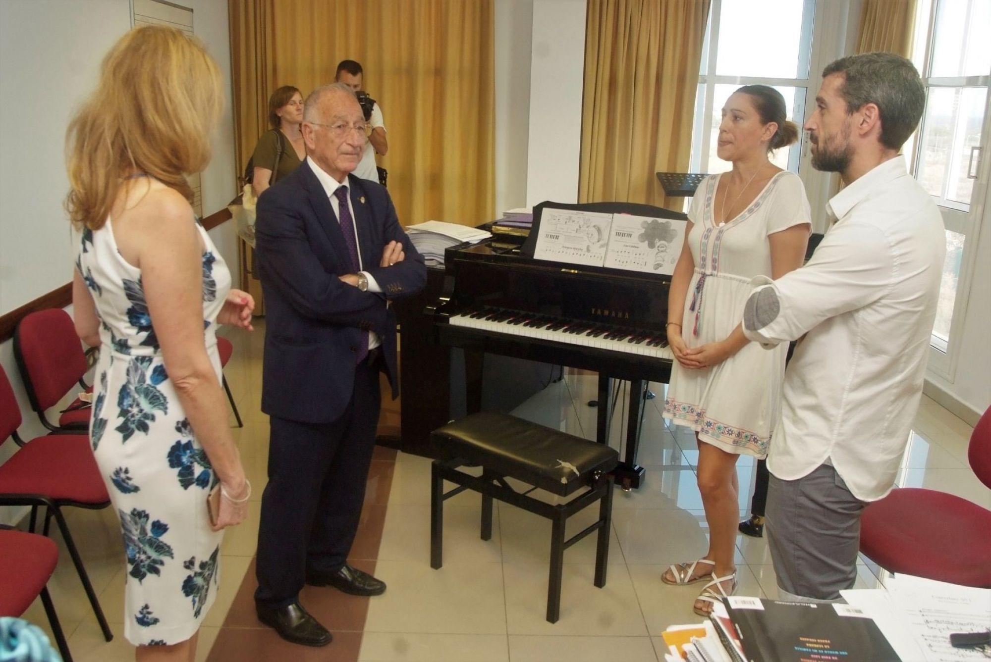 Amat visita la Escuela Municipal de Música, Danza y Teatro en el inicio