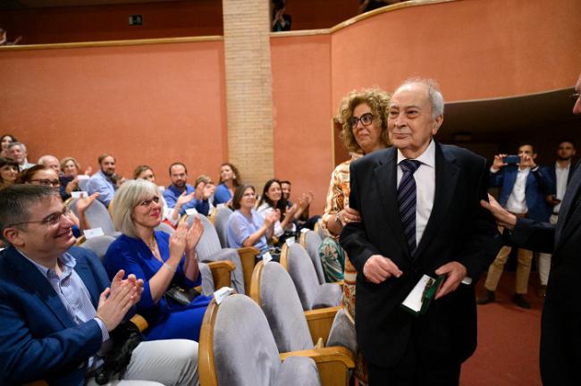 El Ayuntamiento de Almería muestra su pésame por el periodista Joaquín Tapia