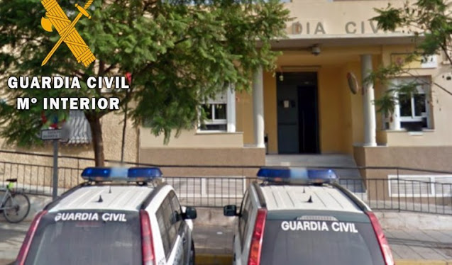 La Guardia Civil auxilia a 50 personas por el incendio de un edificio en Vícar