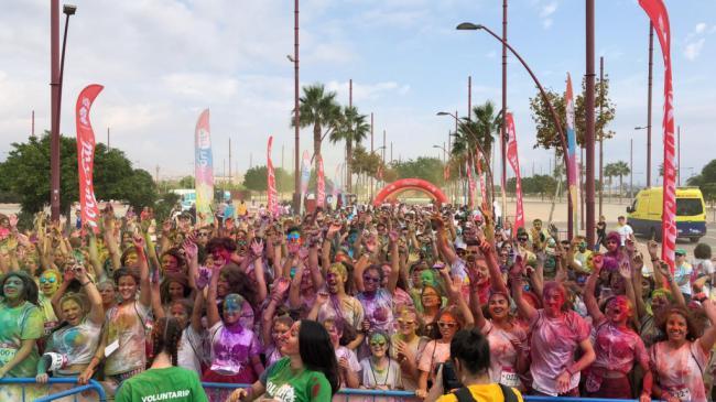 Miles de runners disfrutan con los polvos de colores de la carrera lúdica Holi Life en Almería