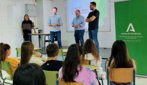 El IAJ acerca sus servicios y actividades a estudiantes de Dalías