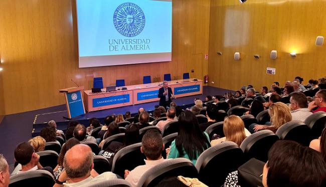 Diego Valera abre a la participación su programa a rector