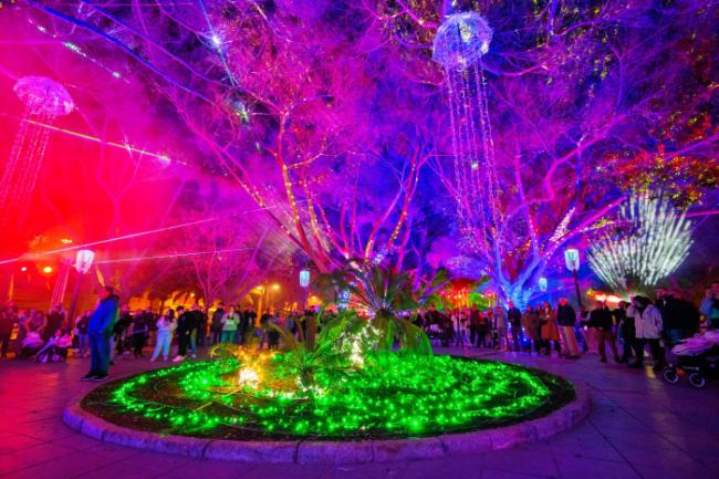 Un espectáculo inmersivo de luz y música envuelve el parque Nicolás Salmerón