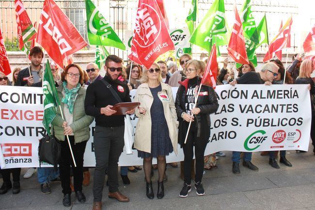 Concentración sindical para que la Junta cubra las bajas en los colegios