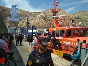 La Policía Nacional de Almería atendió a más de 5.600 inmigrantes en medio año
