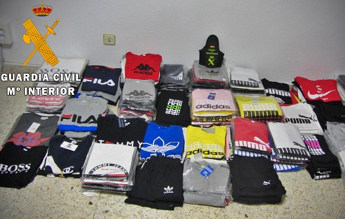 Investigado por vender ropa falsificada de diferentes marcas.