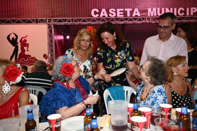 Un millar de mayores animan la Caseta Municipal en su tradicional homenaje de Feria