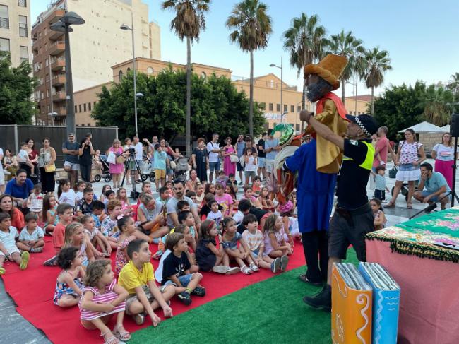 ‘Cuéntamelo en Almería’ pinta la sonrisa en los niños en el Mirador de la Rambla