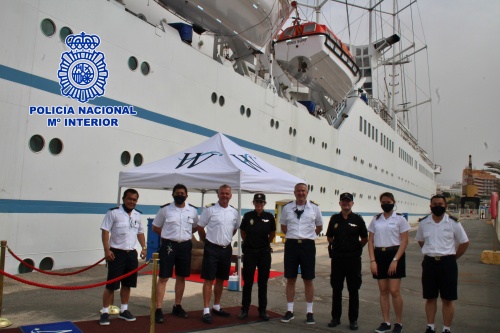 La Policía Nacional da seguridad al primer crucero de turistas que llega a Almería