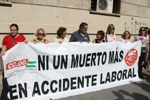 UGT y CCOO se concentra por la muerte de un hombre que realizaba labores en una finca de Pulpí