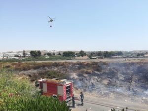 Los bomberos de Almería extinguen un incendio cerca de la carretera A-1000.