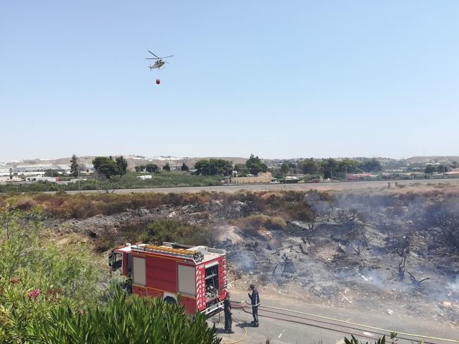 Los bomberos de Almería extinguen un incendio cerca de la carretera A-1000.