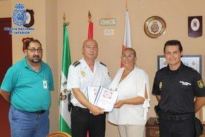 La Comisaría de Policía Nacional recibe de la Federación Gitana de Almería un "Protocolo de Mediación ante conflictos"