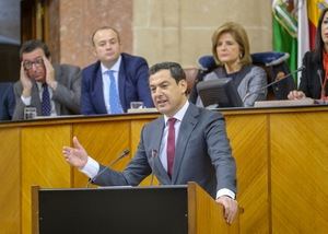 Moreno abre su mandato con un gesto de descentralización y memoria autonómica