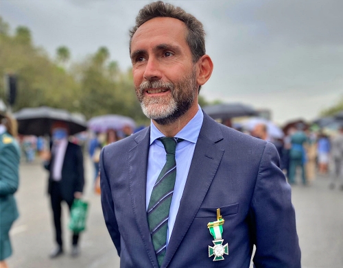 El jefe de la Oficina de Extranjería recibe la Cruz al Mérito de la Guardia Civil con distintivo blanco