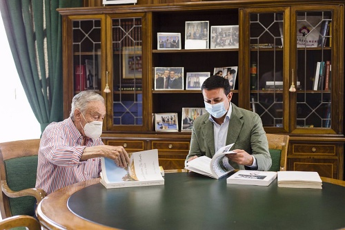 Juan Rigaud dona a Diputación cinco volúmenes con archivos históricos de Almería