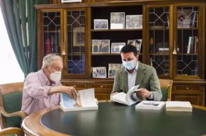Juan Rigaud dona a Diputación cinco volúmenes con archivos históricos de Almería