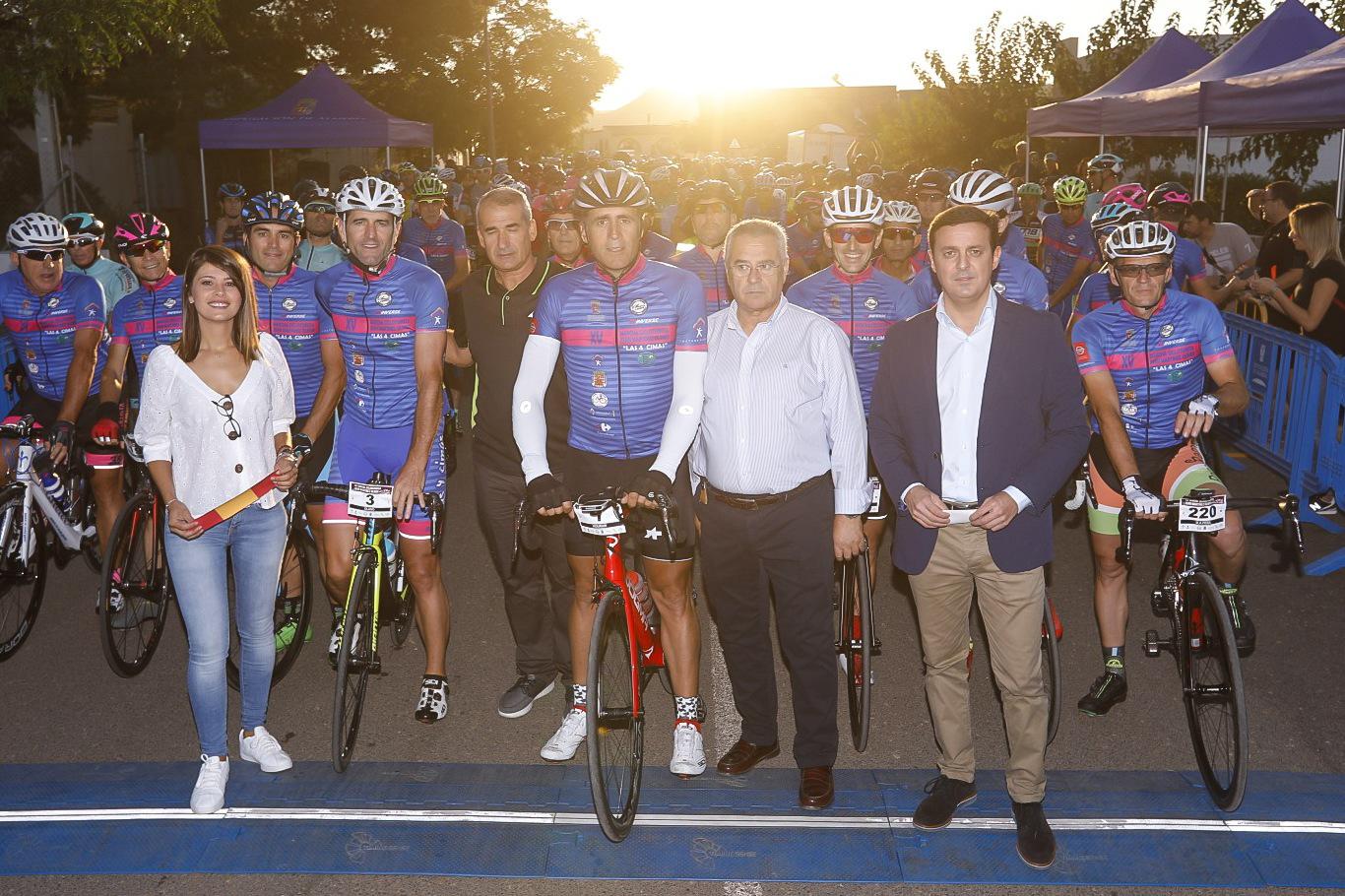 Más de 500 ciclistas arropan a Indurain y Olano en la Marcha ‘Juan Martínez Oliver’