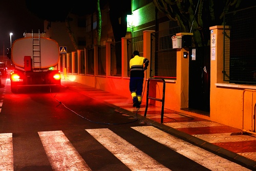 Intensifican la desinfección en entorno de colegios, ambulatorios y espacios públicos de Roquetas
